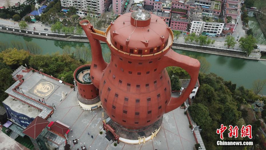 貴州湄潭の「天下一の茶壺」を上空から撮影