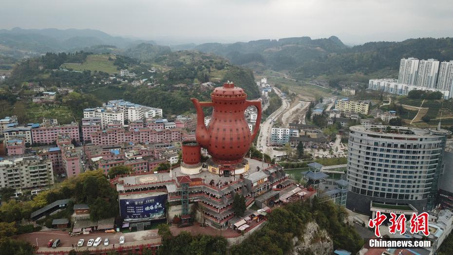 貴州湄潭の「天下一の茶壺」を上空から撮影
