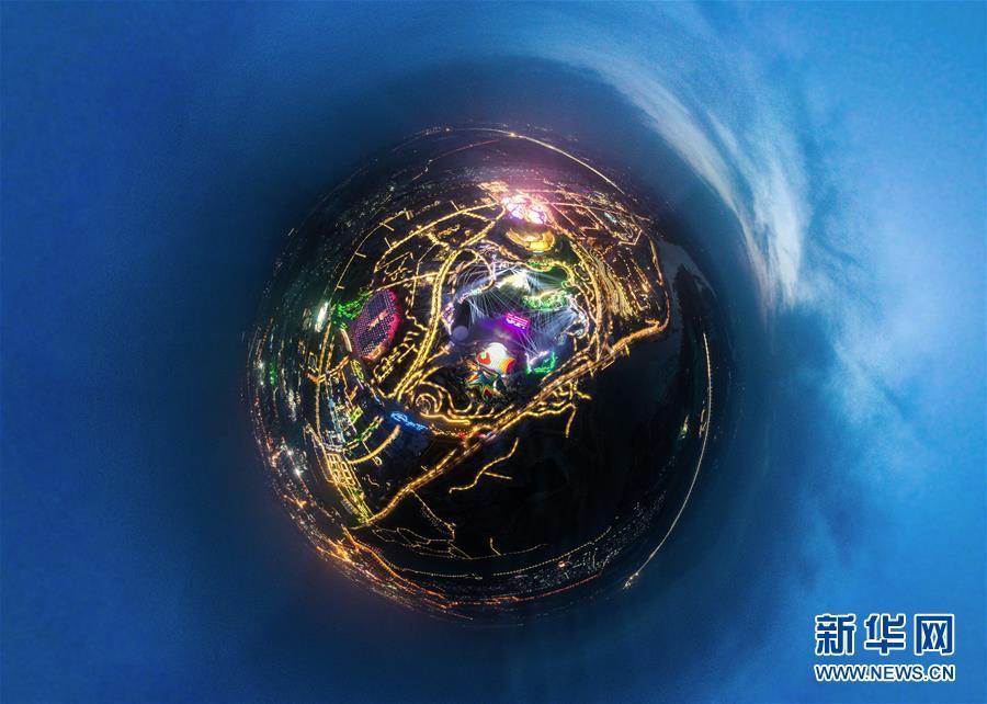 3月26日、夜間に撮影した北京世園会会場を「小惑星」風にコンピューターで合成した写真（3月26日ドローンによる撮影・王建華）。