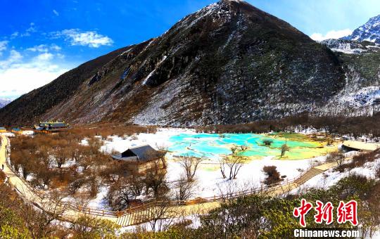 黄龍景勝地が閉鎖式保護期間終え、4ヶ月ぶりに開園　四川省