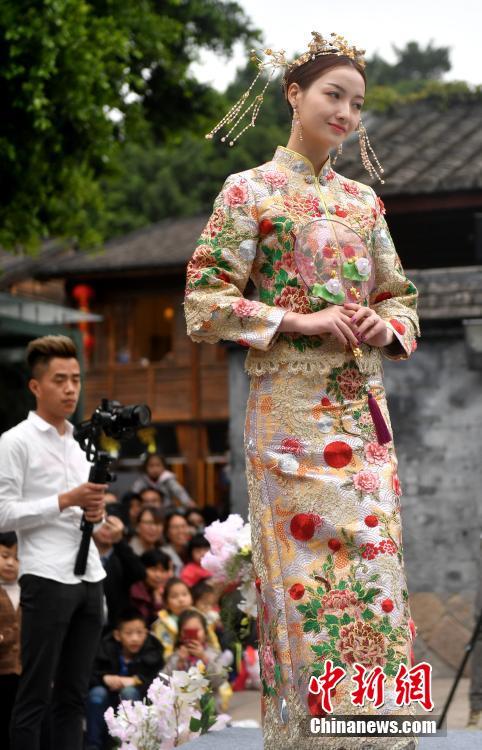 中国の伝統的な花嫁衣裳ファッションショー　福建省