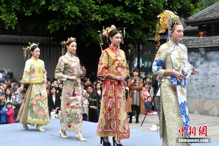中国の伝統的な花嫁衣裳ファッションショー　福建省
