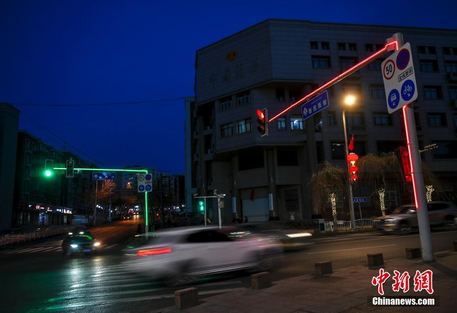 ウルムチの街に登場した新型信号機　新疆