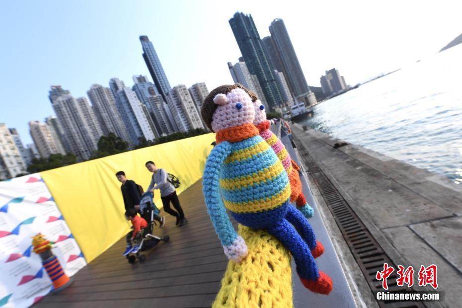 毛糸アートが香港西環海浜長廊を彩る　香港地区