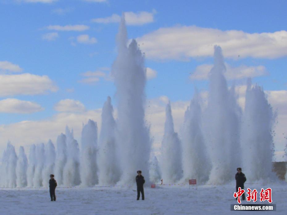 黒竜江の川開き控え、氷の爆破で百メートルの「氷の噴水」