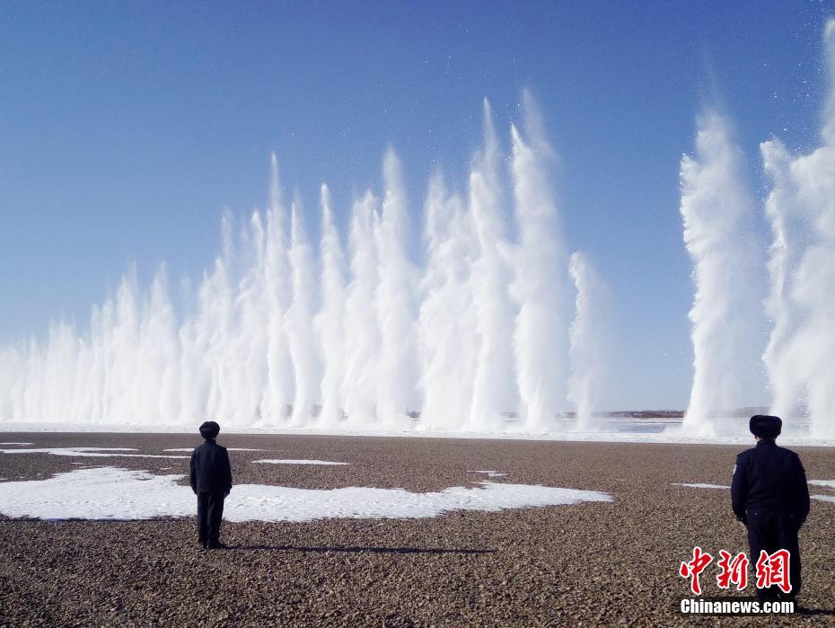 黒竜江の川開き控え、氷の爆破で百メートルの「氷の噴水」