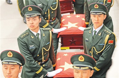 志願軍烈士の棺を瀋陽抗米援朝墓園へと護送する儀仗兵