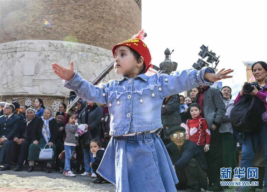 大バザールの広場で音楽に合わせて踊る子供（撮影・王菲）。