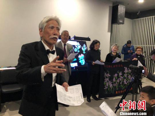 自作の「蛍光劇」で南京大虐殺犠牲者を追悼する日本人たち