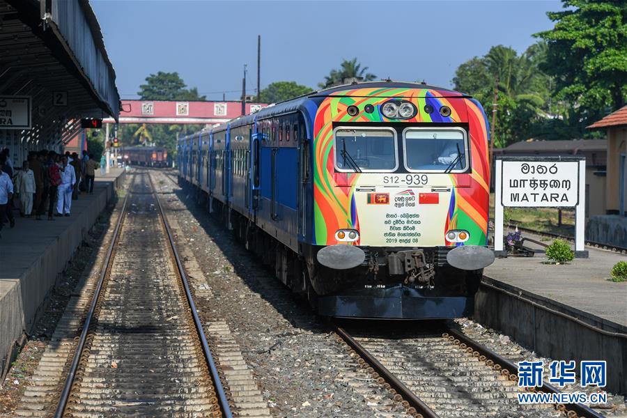 スリランカ南部のマータラ駅からベリアッタへ出発する列車（撮影・郭磊）。