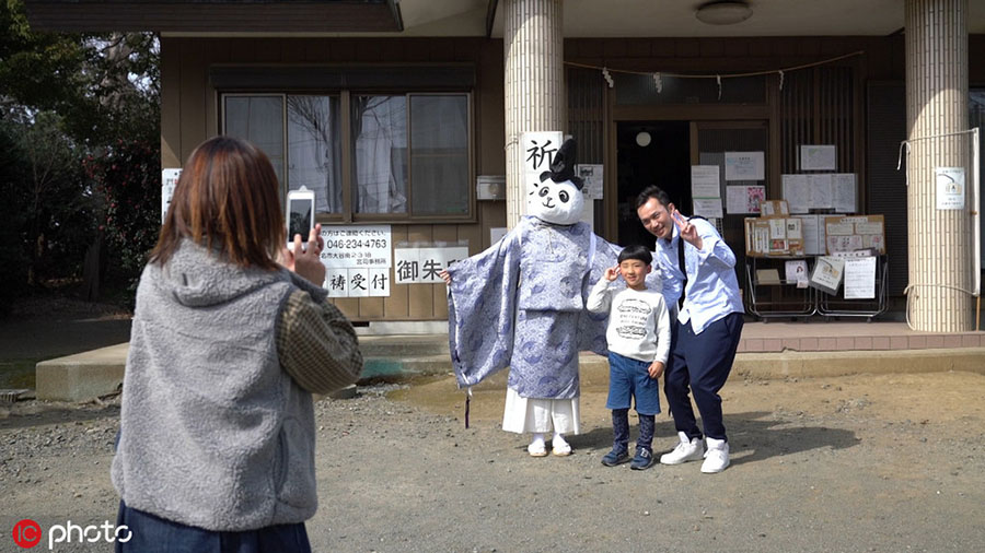 宮司がパンダに扮した風変りな神奈川県の神社　