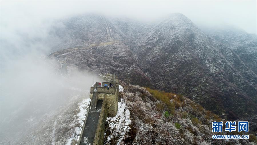 長城を覆った春の雪　北京
