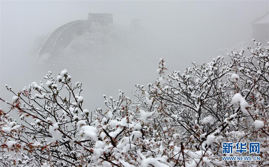長城を覆った春の雪　北京