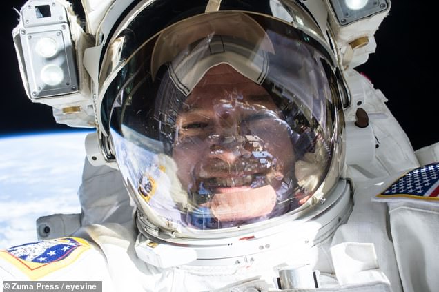 NASA、宇宙飛行士の自撮り画像を公開