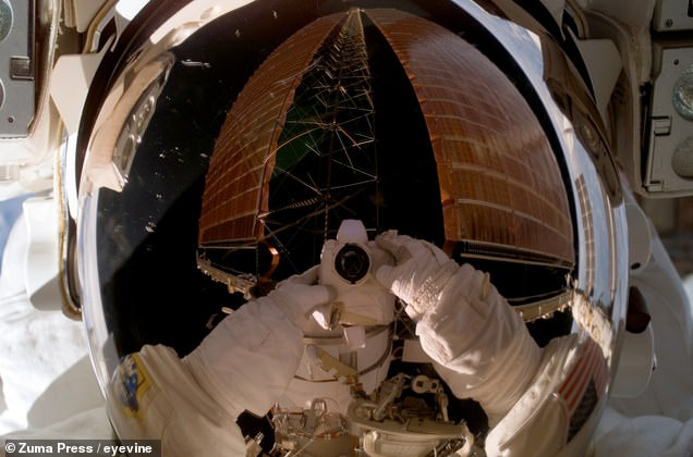 NASA、宇宙飛行士の自撮り画像を公開