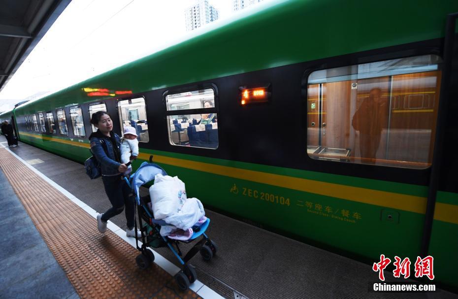 蘭州と成都を結ぶ蘭渝鉄道の復興号車両「緑巨人」初運行