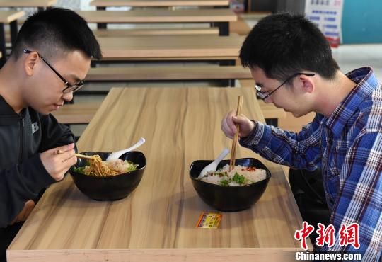 重慶の大学食堂が冷やし麻辣燙販売し、大人気に