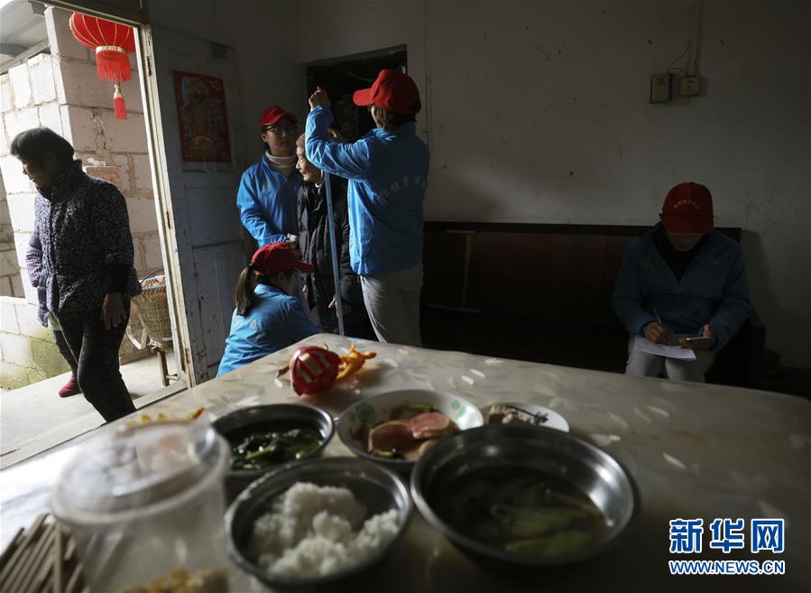 重慶の村で無料健康診断をする「かごを背負ったお医者さん」