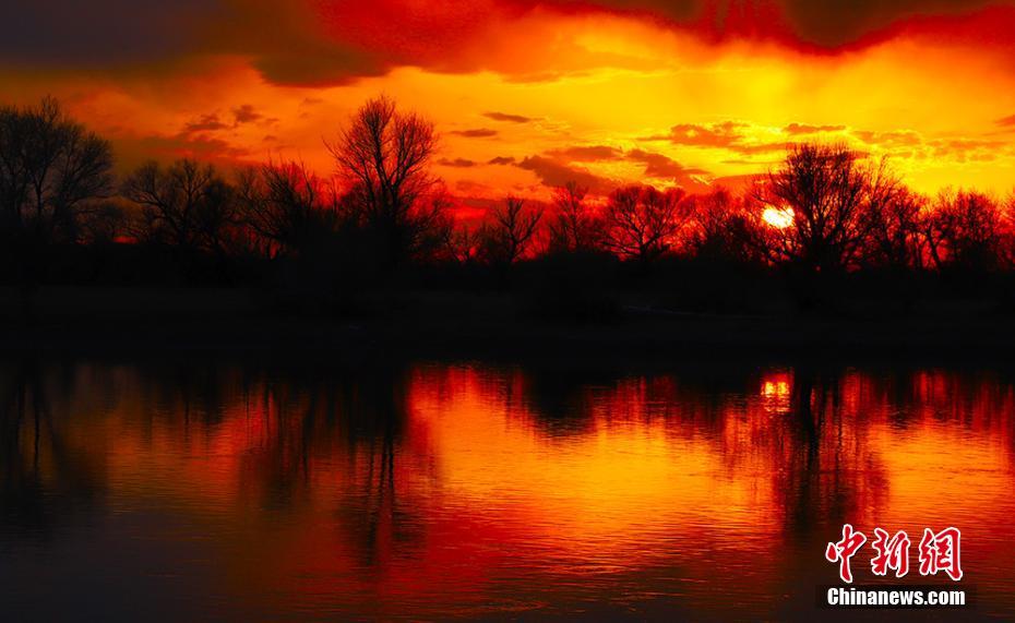 赤々と燃えるような美しい夕焼け　新疆維ウイグル自治区のエルティシ川
