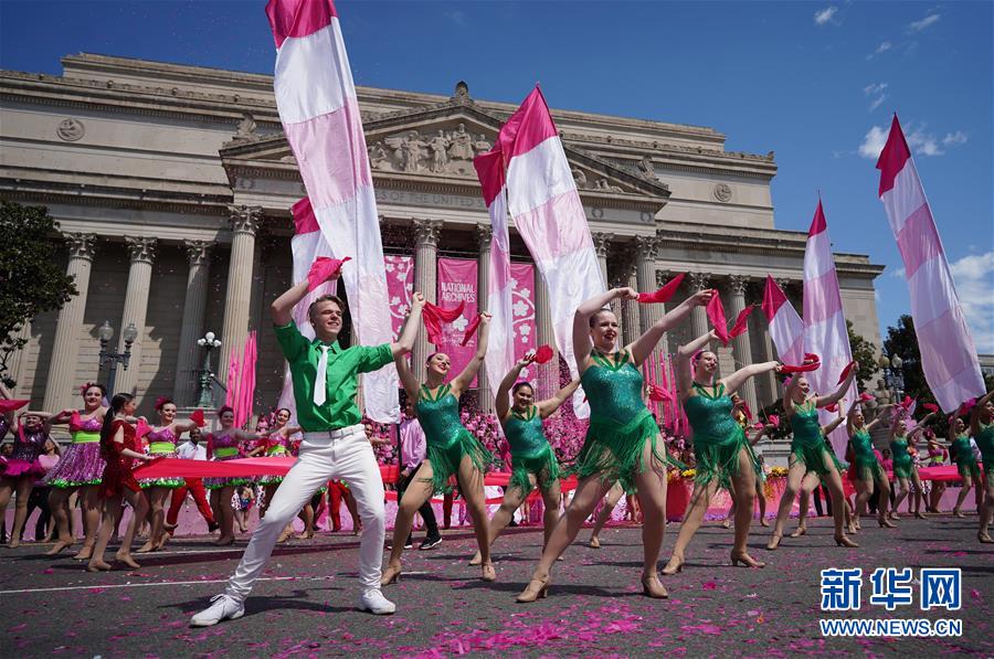 全米桜祭りのパレードで華やかなダンスを披露するダンサーたち（撮影・劉傑）。