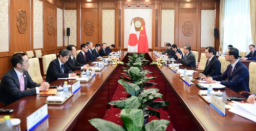 中日外相が会談　日本の学生の中国への修学旅行の再開を
