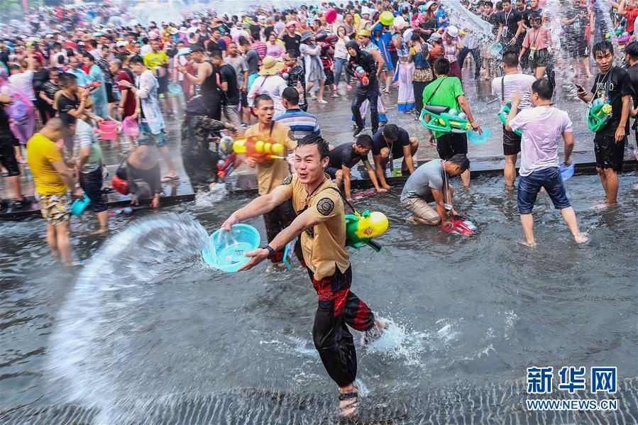 景洪市の水かけ広場で水かけ祭りに参加した人々（撮影・張玉薇）。