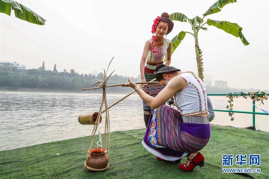 水かけ祭りを楽しむ雲南の人々　雲南省西双版納