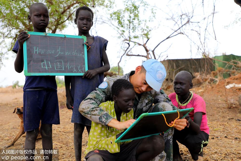 地元の子供たちに中国文化伝える南スーダンで活動中の中国平和維持部隊