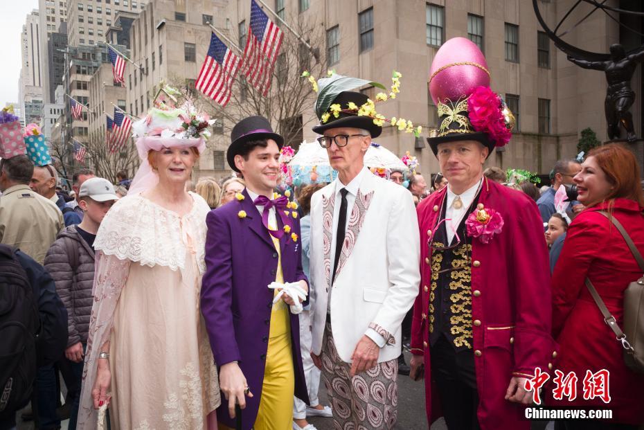 カラフルな帽子で楽しむ米ニューヨークのイースターパレード