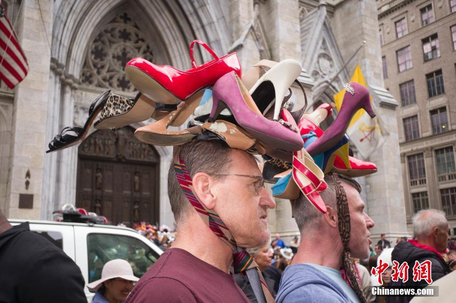 カラフルな帽子で楽しむ米ニューヨークのイースターパレード