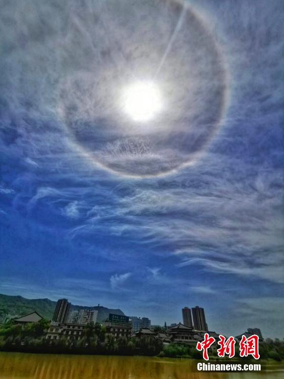 四川省で太陽を囲うような光の輪が現れる大気光学現象の「日暈」