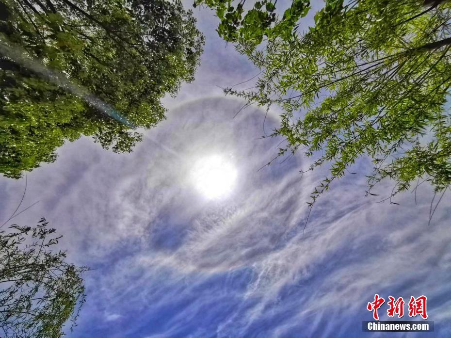 四川省で太陽を囲うような光の輪が現れる大気光学現象の「日暈」