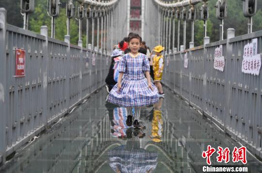 リサイクル衣装で地球愛護を呼びかけるチビッ子たち　湖南省