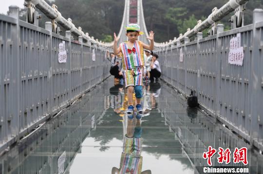 リサイクル衣装で地球愛護を呼びかけるチビッ子たち　湖南省