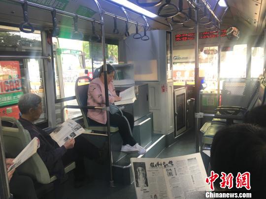 「世界本の日」記念して「読書バス」を運行　河南省鄭州市