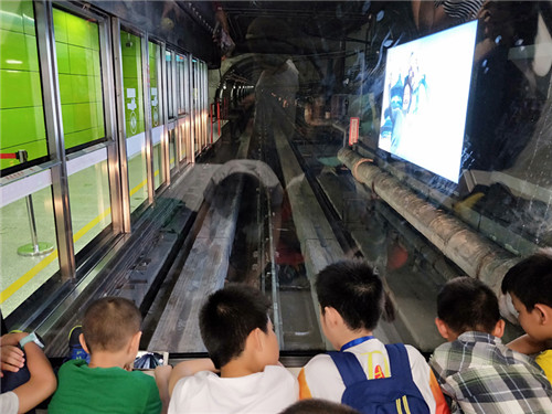 広州初の自動運転地下鉄、子供たちが大喜び
