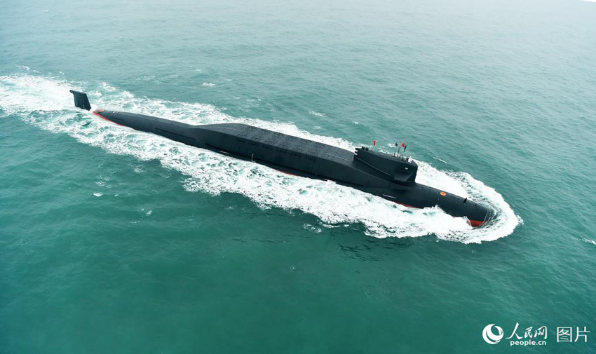 観閲を受ける中国の某新型原子力潜水艦