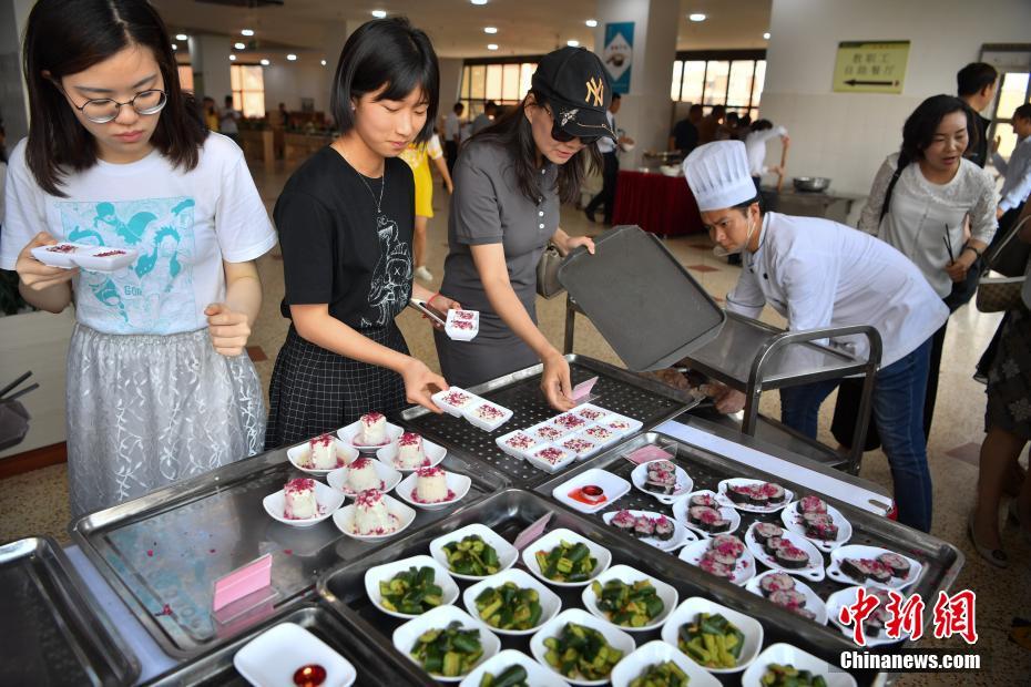雲南大学の学食にバラを使った新メニュー　学生たちに人気