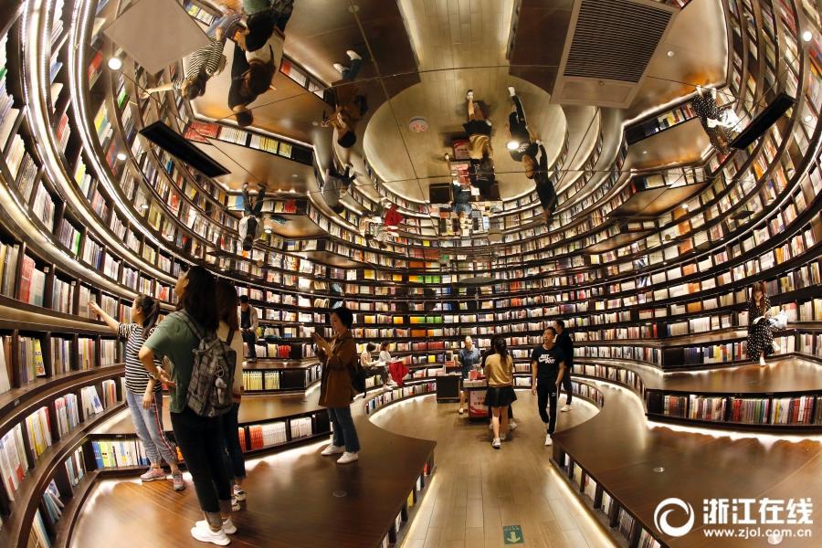 浙江省杭州市で最も美しい書店の一つ「鐘書閣」で読書を楽しむ人々（撮影・呉煌）。