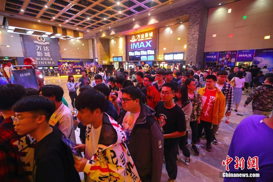 「アベンジャーズ/エンドゲーム」が中国で封切り　深夜でも長蛇の列