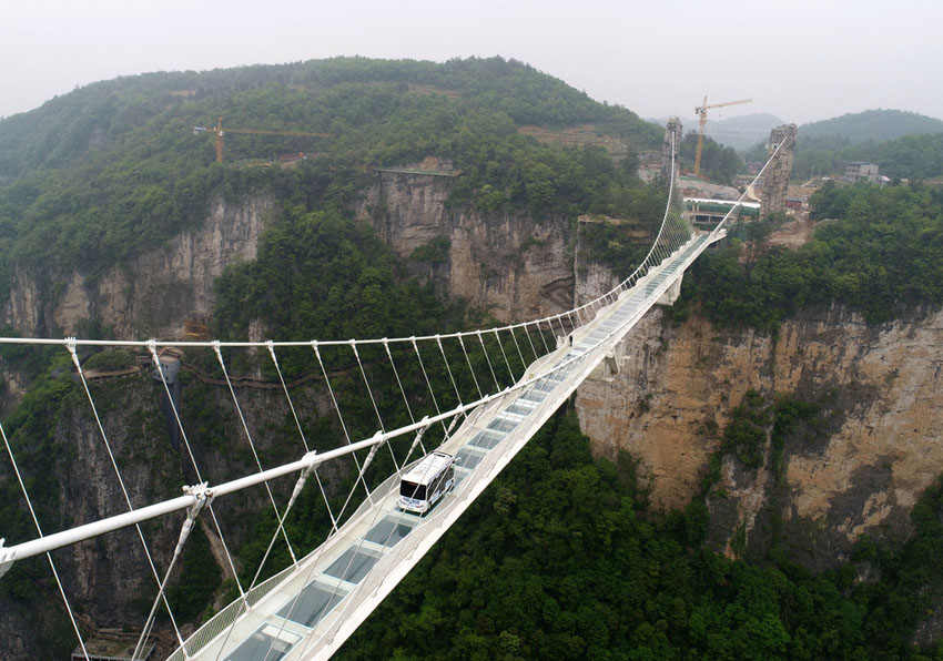 湖南省張家界のガラス橋を無人運転バスが走行に初挑戦