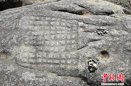 四川甘孜県で唐・吐蕃時代の石刻の棋盤発見