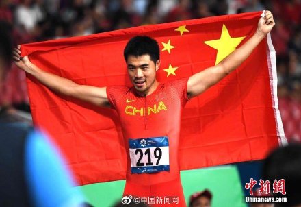アジア陸上男子110メートルハードルで中国の謝文駿選手、大会新で金メダル