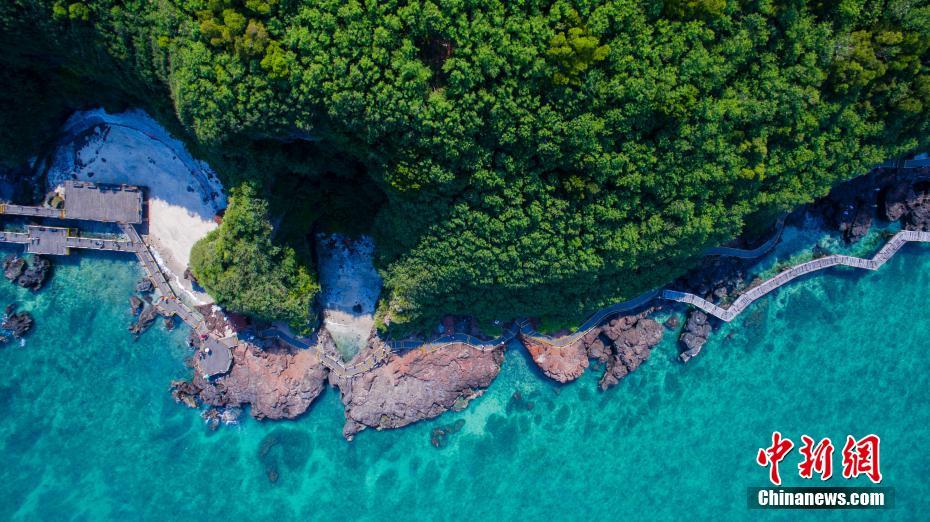 空撮した翡翠のように透明で美しい海水に取り囲まれた潿洲島（撮影・翟李強）。