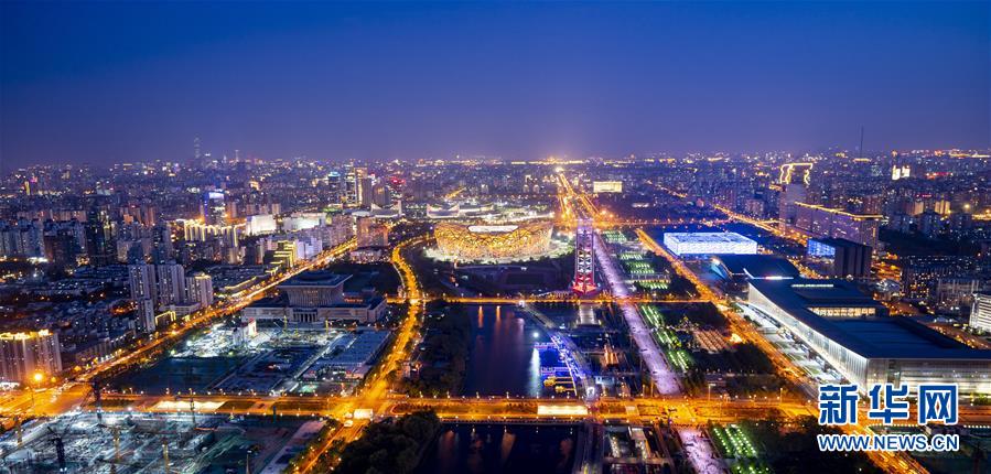 北京市の中軸線で行われた「ライトアップ・イベント」の様子（撮影・才揚）。