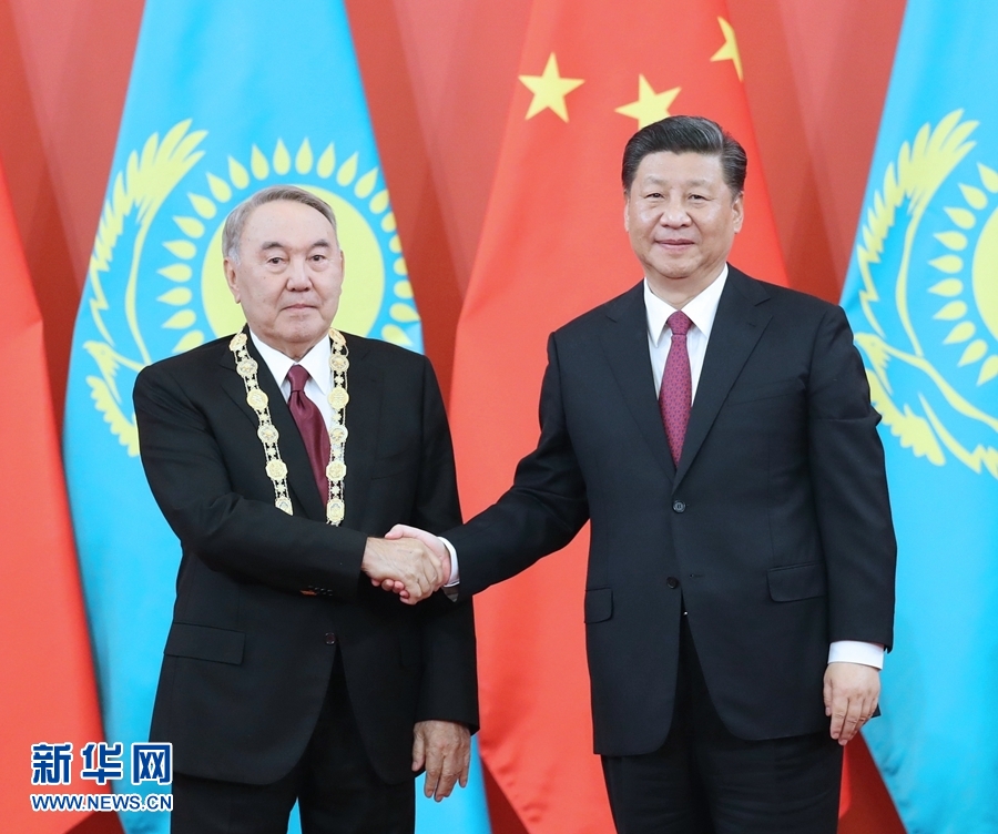 習近平主席がカザフスタン初代大統領に「友誼勲章」授与