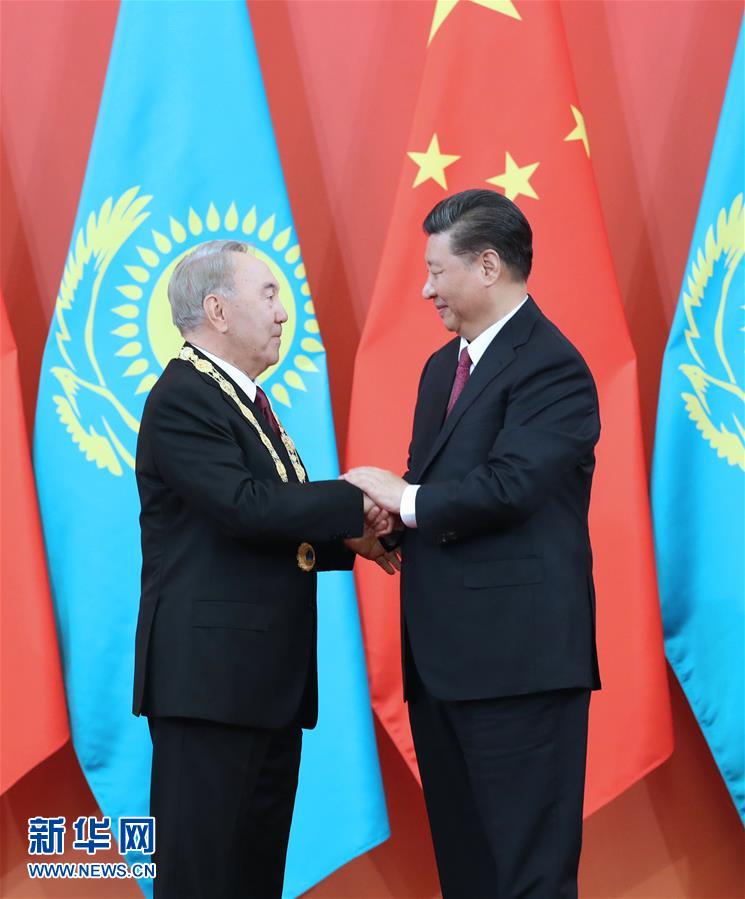習近平主席がカザフスタン初代大統領に「友誼勲章」授与