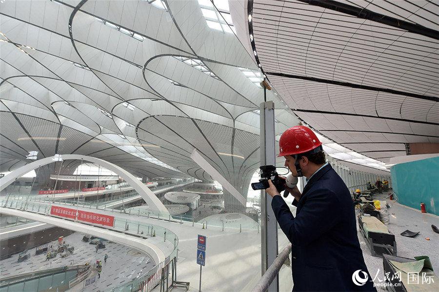 北京大興国際空港のターミナルビルの内装工事が最終段階に突入