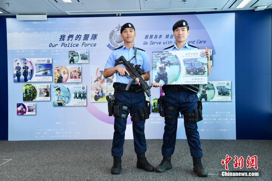 各警察隊の異なる業務内容や装備などについて紹介する香港警察関係者（撮影・李志華）。
