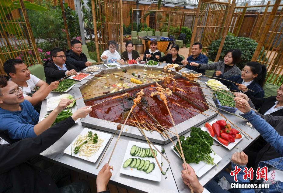 メーデー祝い、自家製野菜を麻辣燙で味わう農業従事者たち　湖南省